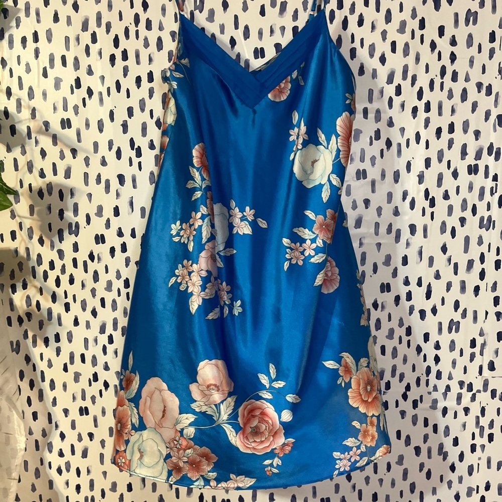 Morgan Taylor  Women’s blue floral satin type night gown  adjustable straps  A12